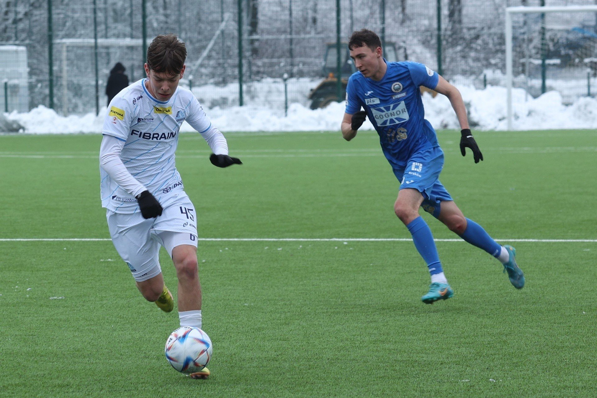 Stal Rzeszów sprawdza możliwości swoich wychowanków. Z piłką Szymon Łyczko, ostatnio gracz 4-ligowych rezerw. | Gol24