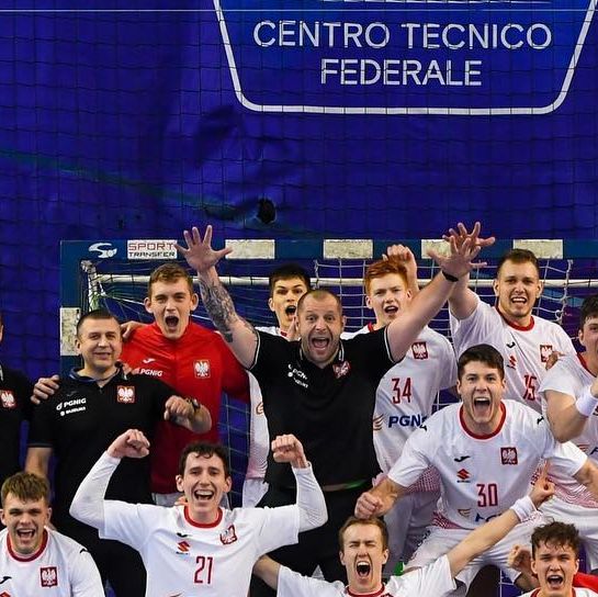 ZPRP 🇵🇱 Polish Handball Fed on Instagram: "To była niesamowita końcówka! 🔥🔥🔥 

7️⃣8️⃣ sekund - zdobyć trzy bramki grając w osłabieniu i awansować na Mistrzostwa Świata U21 ❗️

📸 Takie obrazki uwielbiamy najbardziej! 😍

#handballpolska #polska #reprezentacjapolski #handball #piłkaręczna #ręczna #reprezentacja
#bialoczerwoni #zprp #kadra #kadranarodowa #poland #polandnationalteam #nationalteam"