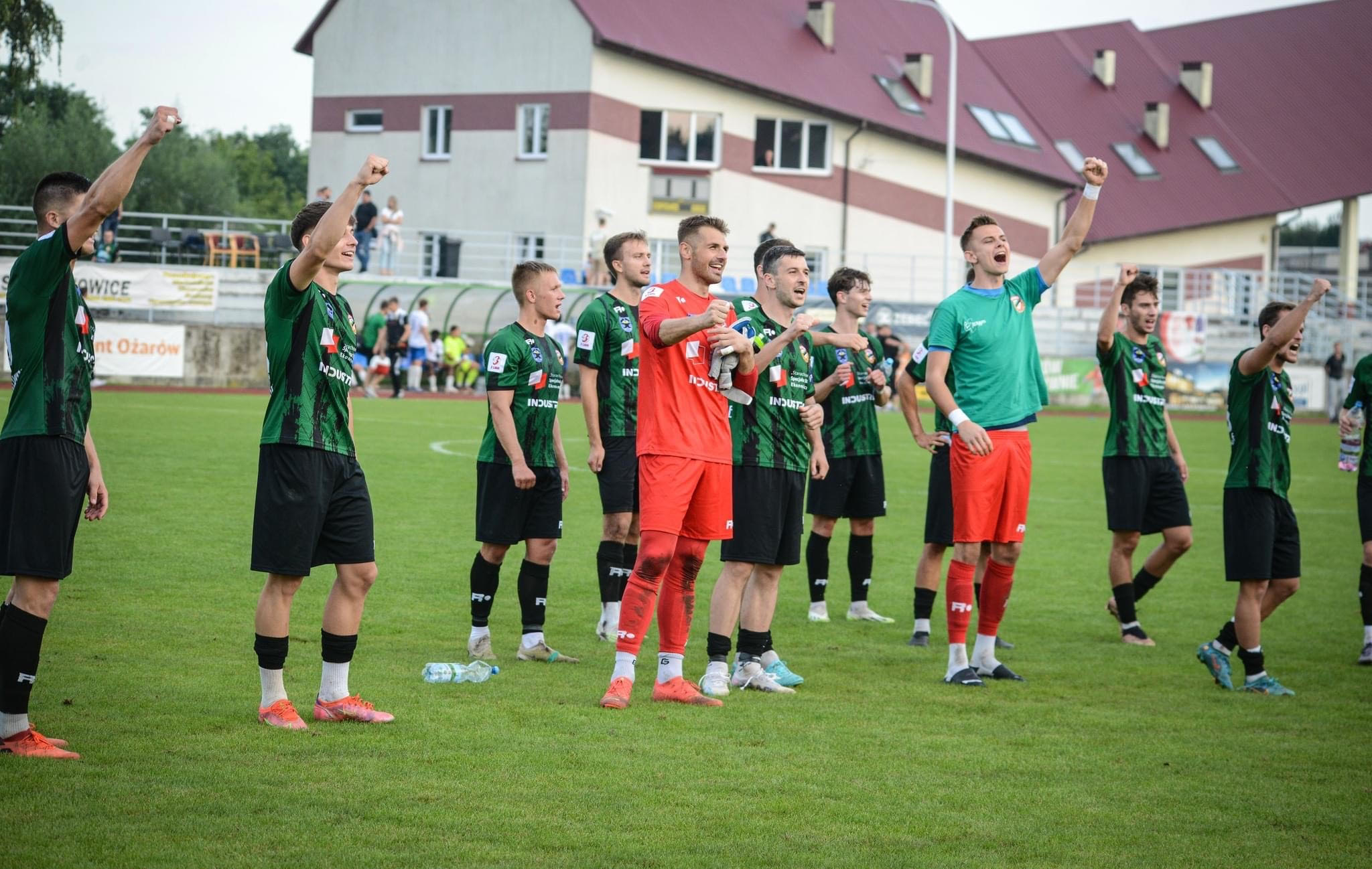 3 liga grupa IV. Star Starachowice wyraźnie lepszy od Karpat Krosno