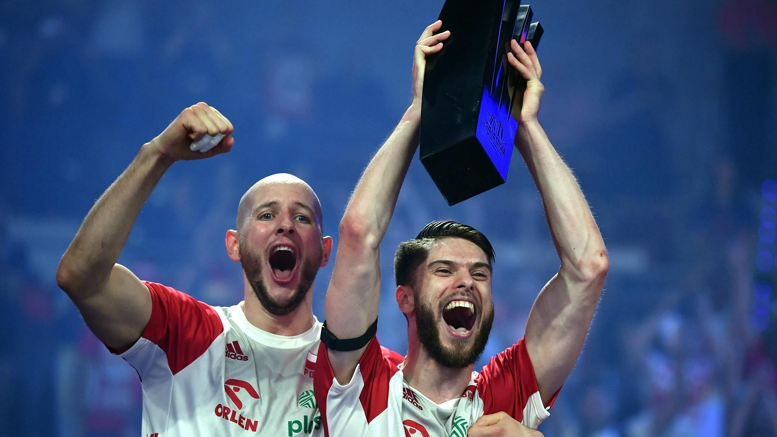Bartosz Kurek i Aleksander Śliwka wspólnie odebrali trofeum z triumf w Lidze Narodów - Eurosport